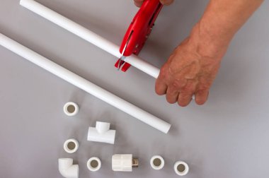 Gri arka plandaki su sistemi için plastik borular. Onarım, satış, online. Düz yatıyordu. Boşluğu kopyala