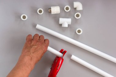 Gri arka plandaki su sistemi için plastik borular. Onarım, satış, online. Düz yatıyordu. Boşluğu kopyala