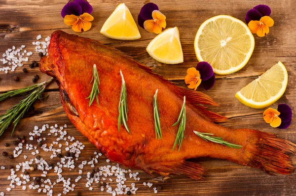 Delicioso Peixe Defumado Oceano Poleiro Tábua Corte Madeira Para Alimentação — Fotografia de Stock