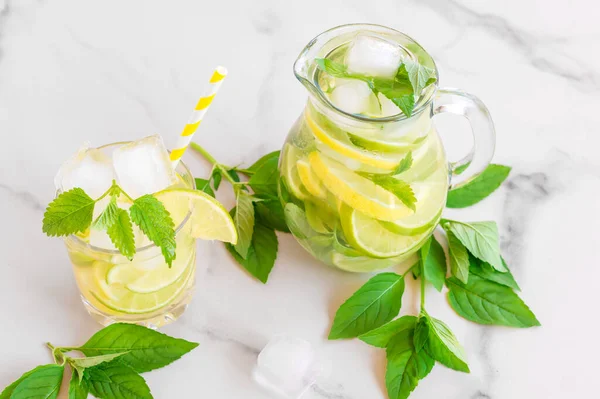 Sommer Erfrischender Detox Cocktail Wasser Mit Zitrone Minze Und Eis — Stockfoto