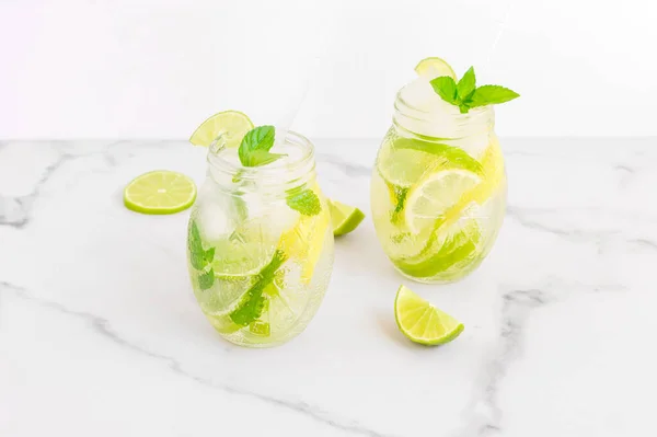 Verano Refrescante Cóctel Desintoxicación Agua Con Limón Menta Hielo Vasos — Foto de Stock