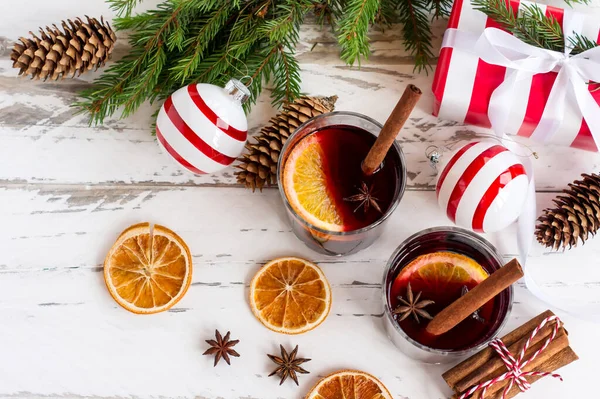 Noel sıcak tarçınlı şarap ve beyaz ahşap arka planda anason, yeni yıl tebrik kartı..