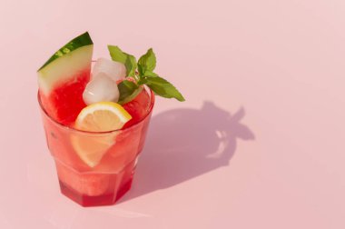 Limon, karpuz ve nane şekerli ferahlatıcı yaz turunçgil kokteyli ve bardakta buz, sağlıklı beslenme için ev yapımı taze meyve suyu. konsept, seçici odaklanma