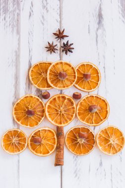 Kurutulmuş portakallar, tarçın ve anason ağacından yapılmış Noel ağacı. Yukarıdan bakıldığında