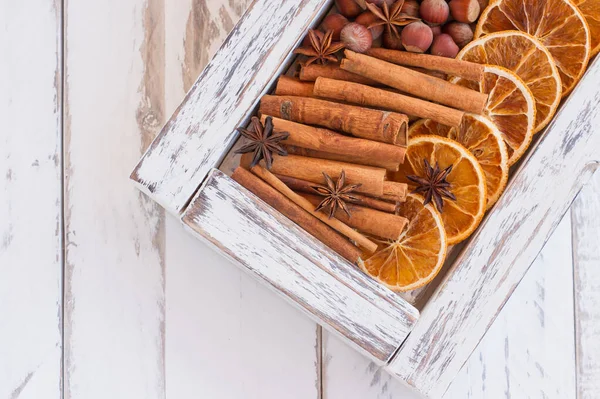 Fehér Fadoboz Aromás Téli Fűszerekkel Szárított Narancs Fahéjpálcika Ánizs Csillagok — Stock Fotó