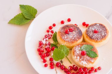 Cheesecake kahvaltısı ya da tatlı şurubu süzme peynirli krep. sağlıklı yemek üst görünümü.