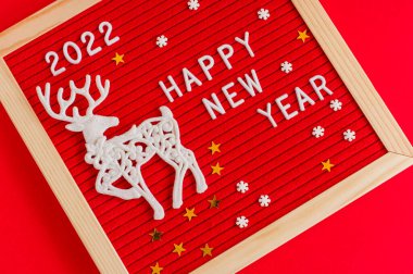 Minimalizm tarzında mutlu yıllar. Selamlı mektup panosu.