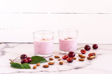 Bademli kirazlı sabah içeceği. sağlıklı yiyecekler