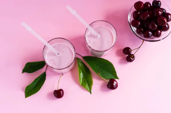 ピンクを基調としたグラスの中の桜スムージー 熟したチェリーのグラスボウル 健康食品 — ストック写真