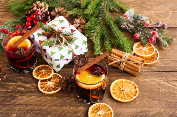 Красное Вино Специями Рождественское Украшение Сушеными Апельсиновыми Ломтиками Коричные Палочки — стоковое фото