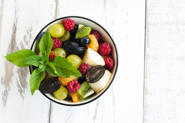 Gezond Ontbijt Met Een Mix Van Fruit Bessen Een Kom — Stockfoto