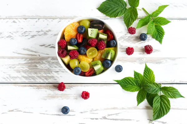 Vers Fruit Salade Witte Achtergrond Bovenaanzicht — Stockfoto