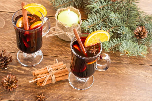 Natal Mulled Vinho Tinto Com Especiarias Laranjas Uma Mesa Rústica — Fotografia de Stock