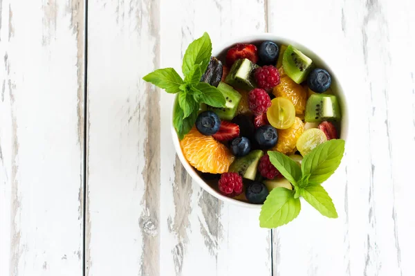 Salade Met Vers Fruit Bessen Muntblaadjes Een Witte Houten Achtergrond — Stockfoto