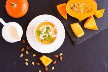 Siyah arka planda kremalı olgun balkabağı püresi. en üstteki görünüm