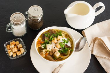 Maydanozlu ve kızarmış ekmekli taze mantar kokulu çorba. Tadını iyileştirmek için kremalı sütçü.