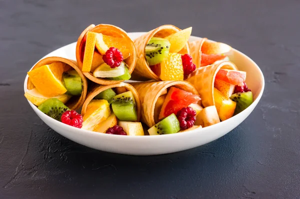 Une Assiette Blanche Avec Des Cônes Gaufres Remplis Fruits Sur — Photo