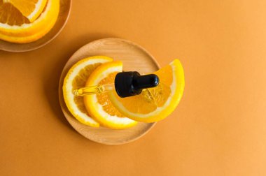 Yüz ve vücut bakımı için portakal suyu serumu yenileniyor. Güzellik, refah, rahatlama kavramı.