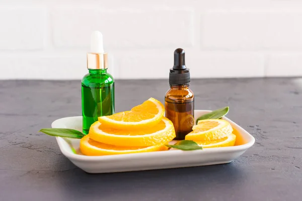 Gesichtsserum Glasflaschen Mit Pipette Orangenscheiben Grünen Blättern Natürliche Bio Selbstpflegeprodukte — Stockfoto