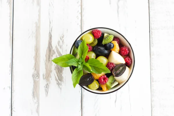 Zomerfruitsalade Met Muntblaadjes Een Kom Een Houten Witte Tafel Heerlijk — Stockfoto