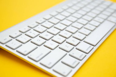 Kablosuz klavyenin yakın çekim görüntüsü beyaz üzerine izole edildi
