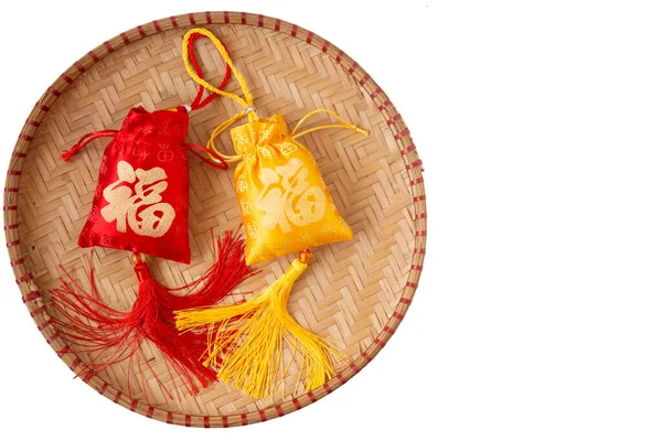 Şanslı altın külçeli Ay Yeni Yılı dekorasyonu ve beyaza izole edilmiş bir çiçek. Tet Holiday. Metnin çevirisi resimde görünür: şans iyi şans