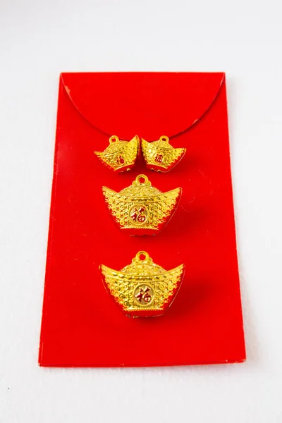 Şanslı altın külçeli Ay Yeni Yılı dekorasyonu ve beyaza izole edilmiş bir çiçek. Tet Holiday. Metnin çevirisi resimde görünür: şans iyi şans