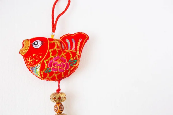 Şanslı altın külçeli Ay Yeni Yılı dekorasyonu ve beyaza izole edilmiş bir çiçek. Tet Holiday. Metnin çevirisi resimde görünür: şans iyi şans