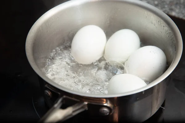 Fırın manzarasında kaynamış ördek yumurtaları.