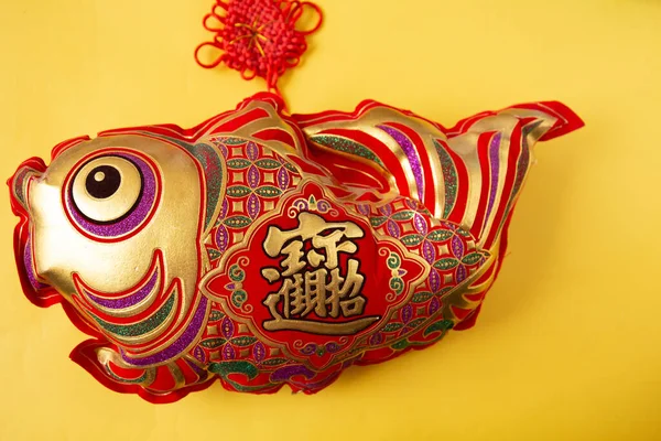 Sarı üzerine izole edilmiş şanslı altın külçeli Ay Yeni Yılı dekorasyonu. Tet Holiday. Metnin çevirisi resimde görünür: şans iyi şans