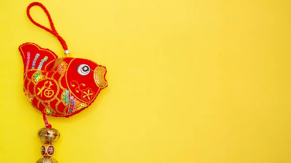 Sarı üzerine izole edilmiş şanslı altın külçeli Ay Yeni Yılı dekorasyonu. Tet Holiday. Metnin çevirisi resimde görünür: şans iyi şans