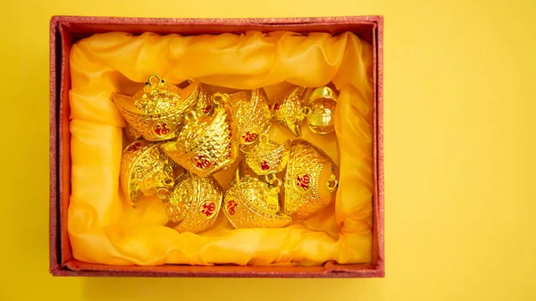 Sarı üzerine izole edilmiş şanslı altın külçeli Ay Yeni Yılı dekorasyonu. Tet Holiday. Metnin çevirisi resimde görünür: şans iyi şans