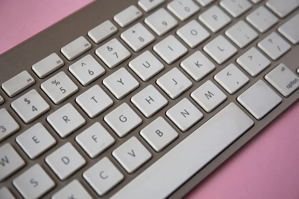 粉色无线键盘的顶视图 — 图库照片