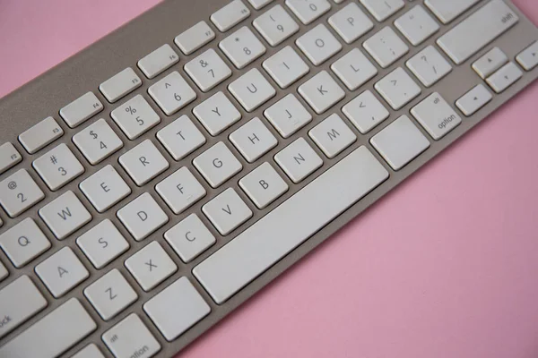 粉色无线键盘的顶视图 — 图库照片