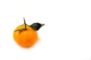 Beyaz arka planda izole edilmiş olgun bir mandalinanın yüksek açılı görüntüsü.