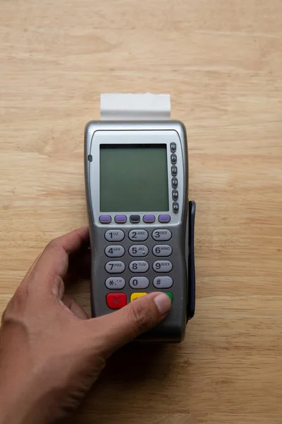 Erkek el tuşları kart makinesinin pimi ya da pos terminali üzerine yerleştirilmiş boş beyaz kredi koduyla şifrelenir