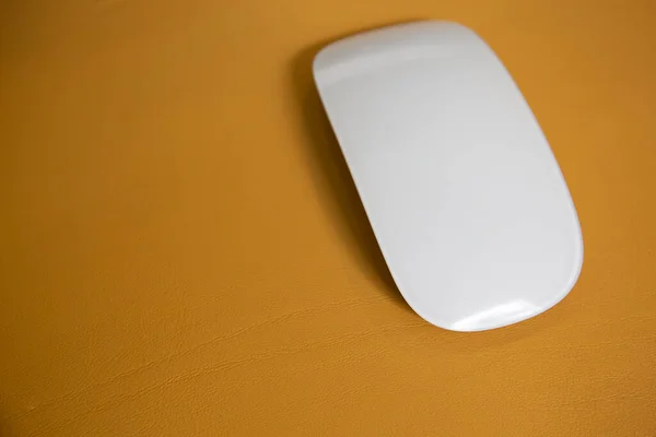 Beyaz kablosuz fare sarı deri arka planda üst görüntüyü kapat