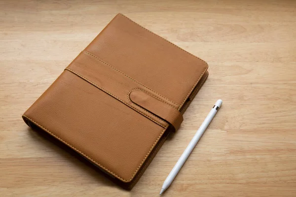 Vue Dessus Bloc Notes Cuir Marron Avec Stylo Sur Table — Photo