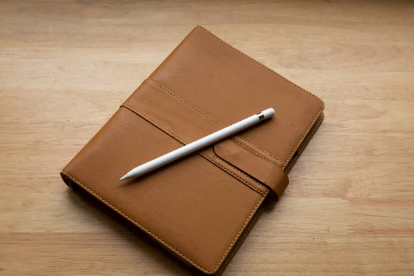 Vue Dessus Bloc Notes Cuir Marron Avec Stylo Sur Table — Photo