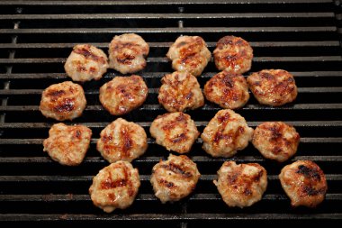 Kömürde kızartılmış domuz eti. 