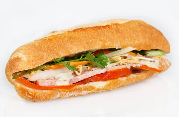 Meşhur Vietnam yemekleri banh mi thit, hammaddeyle doldurulmuş ekmeğin popüler sokak yemekleri: domuz eti, jambon, börek, yumurta ve taze otlar soğan, kişniş, havuç, salatalık, kırmızı biber.