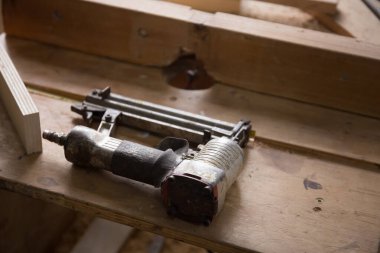 Bir marangoz atölyesindeki çivi çakıcısını yakından çek. 