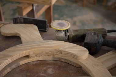 Bir atölyede marangoz aletleriyle dolu bir masa