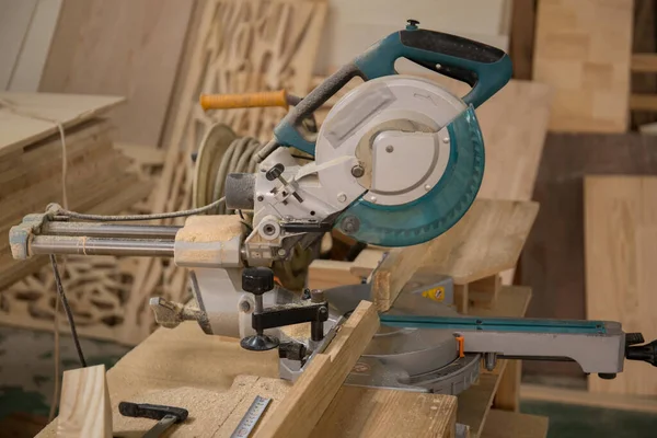 Marangoz atölyesinde elektrikli testere makinesi. 