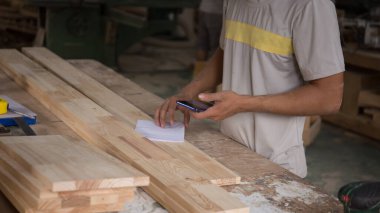 Marangozun elini kapat ve müşterinin yeni siparişlerini kontrol etmek için akıllı telefon kullan. 