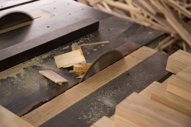 Tahta parçalarını testere makinesine yakın çekim