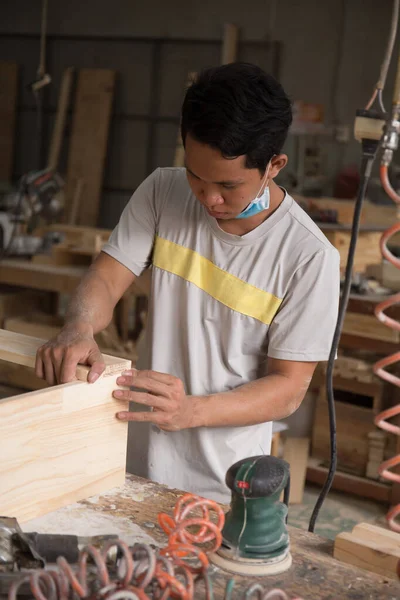 Yakın plan el marangozu ahşap kalasları bir açıyla birleştiriyor. Atölyede çalışan bir adam. Ahşap mobilyaların yapımı ve yenilenmesi üzerine doğrama işleri. Küçük İş Konsepti