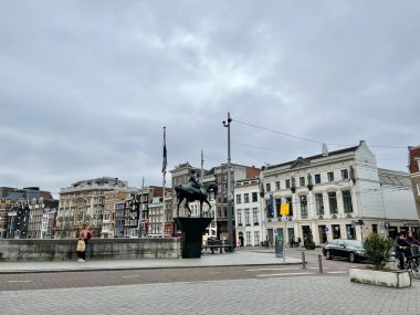 Amsterdam, Hollanda, Nisan 2021, Şehirdeki bir salonun fotoğrafı 