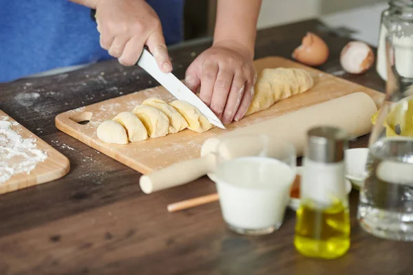 Tagliare Impasto Pasta Fatta Casa Donna Taglia Impasto Con Coltello — Foto Stock