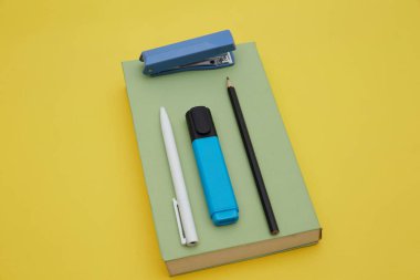 Okul tedarikçilerinin en üst görüntüsü sarı renkte. Konsept çalış.